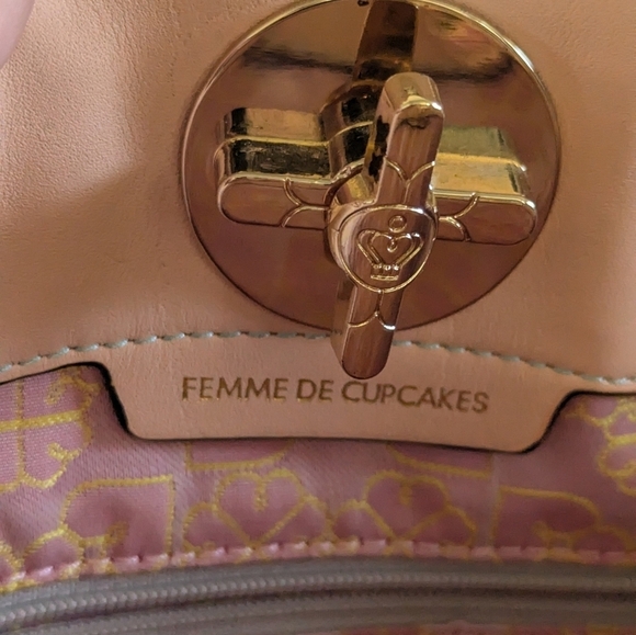 Femme de Cupcakes Purse - Picture 7 of 7